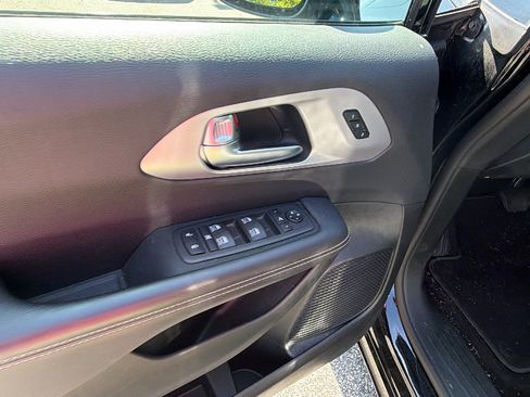 Used 2025 Chrysler Pacifica Limited FWD image 15