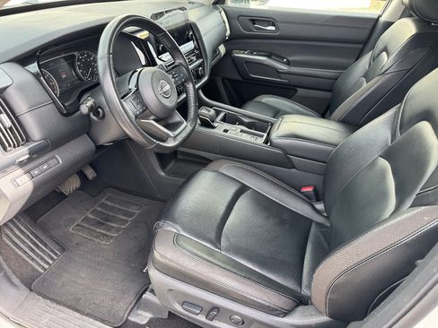 Used 2023 Nissan Pathfinder SL w/ Black Appearance Package FWD image 19