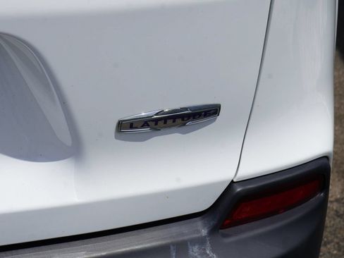 Used 2019 Jeep Cherokee Latitude Plus w/ Cold Weather Group AWD/4WD image 8