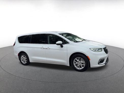 Used 2023 Chrysler Pacifica Touring-L image 2