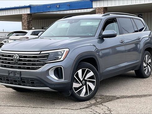 Used 2024 Volkswagen Atlas SE image 2