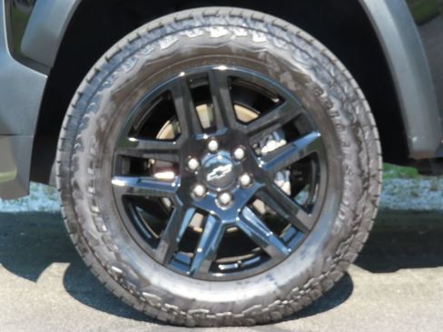 Used 2024 Chevrolet Colorado Trail Boss w/ Technology Package AWD/4WD image 11