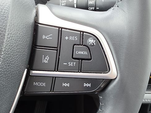 Used 2023 Toyota Highlander XLE FWD image 20