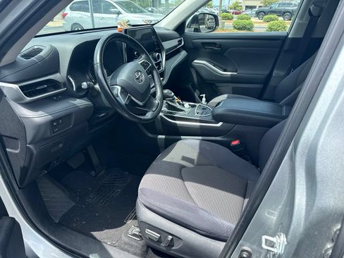 Used 2023 Toyota Highlander LE AWD/4WD image 2