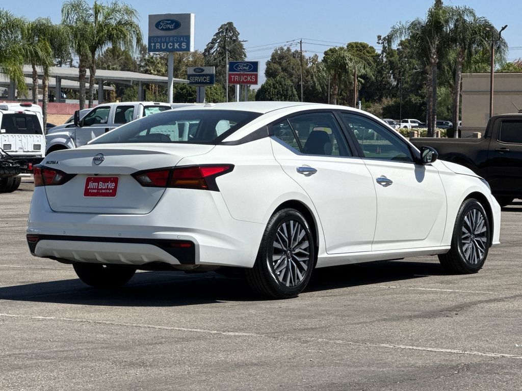 Used 2025 Nissan Altima 2.5 SV FWD image 3