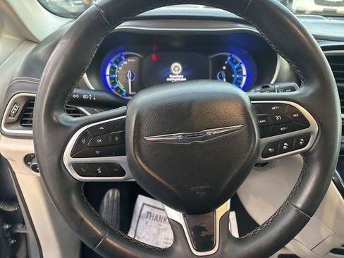 Used 2022 Chrysler Pacifica Touring-L image 16