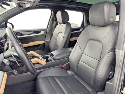 Used 2024 Porsche Cayenne w/ Sport Chrono Package image 38