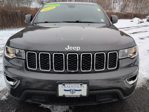 Used 2020 Jeep Grand Cherokee Laredo image 2