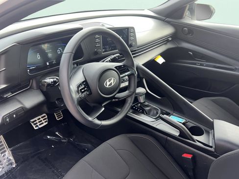 Certified 2025 Hyundai Elantra Sport image 9