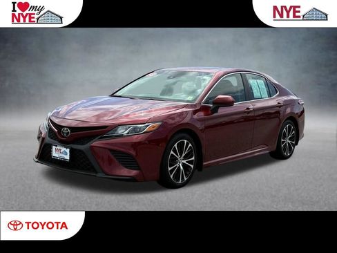 Used 2018 Toyota Camry SE FWD image 1