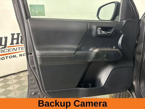 Used 2016 Toyota Tacoma TRD Sport image 9