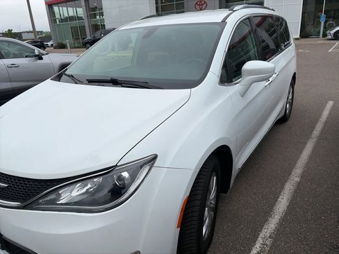 Used 2018 Chrysler Pacifica Touring-L Plus FWD image 3