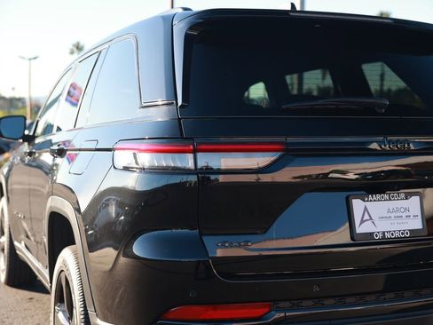 New 2025 Jeep Grand Cherokee Altitude image 9