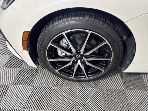 Used 2023 Toyota GR86 w/ ALL Weather Mat Package (TMS) RWD image 11