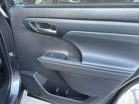 Used 2023 Toyota Highlander XLE image 32