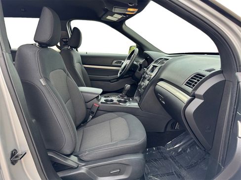 Used 2019 Ford Explorer XLT image 18