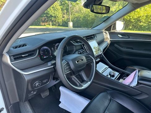 Used 2023 Jeep Grand Cherokee Limited w/ Black Appearance Package AWD/4WD image 12