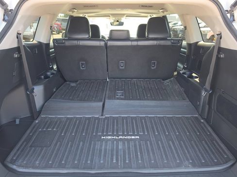 Used 2023 Toyota Highlander XLE AWD/4WD image 18
