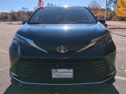 Used 2024 Toyota Sienna XLE image 9