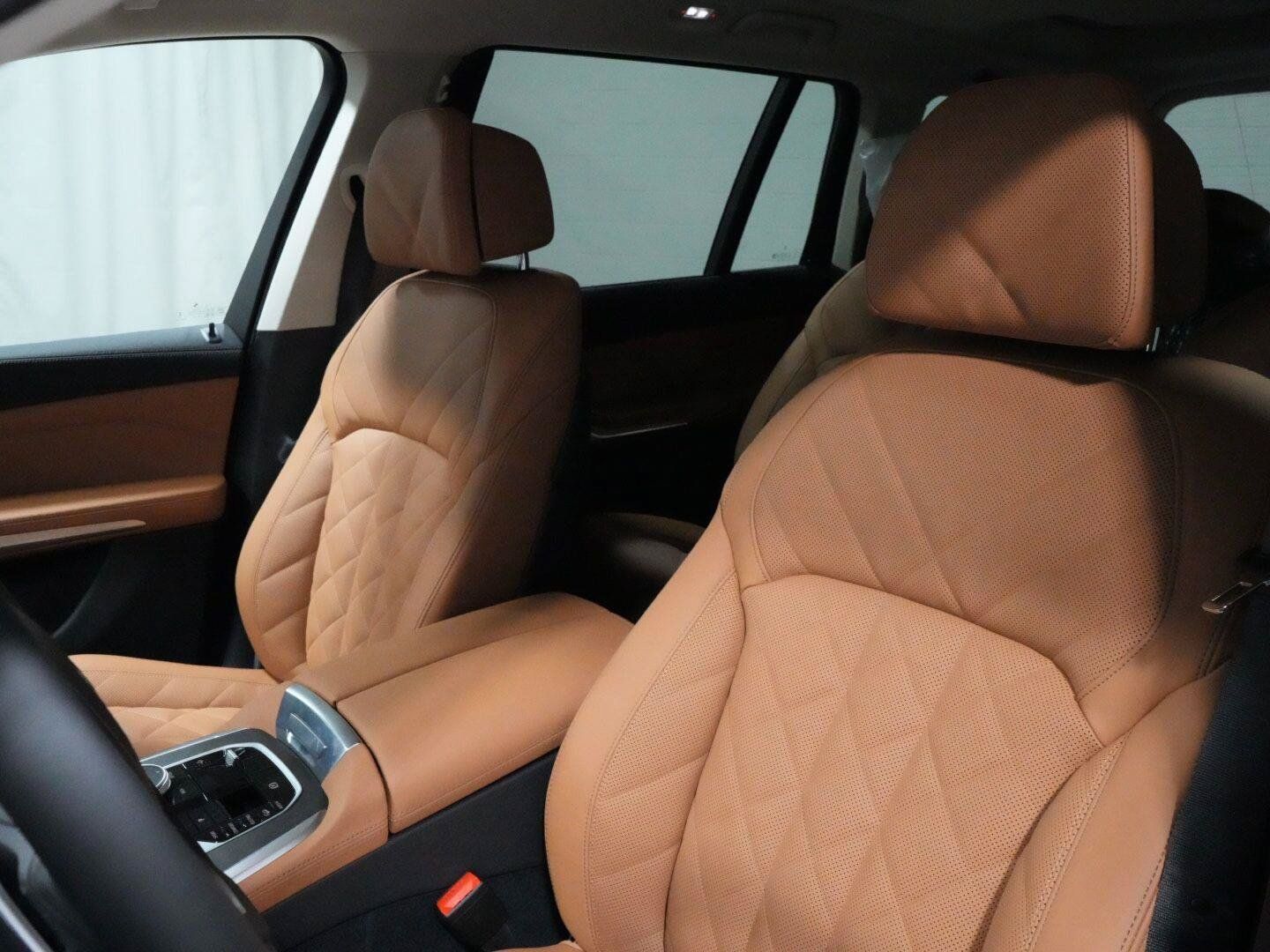 Used 2027 BMW X7 xDrive40i w/ Premium Package AWD/4WD image 4