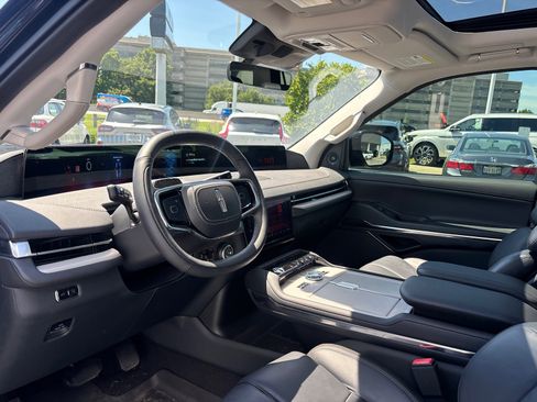 Certified 2025 Lincoln Navigator L Reserve AWD/4WD image 24
