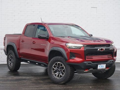 Used 2025 Chevrolet Colorado ZR2 w/ Technology Package AWD/4WD image 3