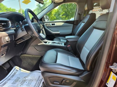 Used 2022 Ford Explorer XLT w/ Equipment Group 202A AWD/4WD image 19