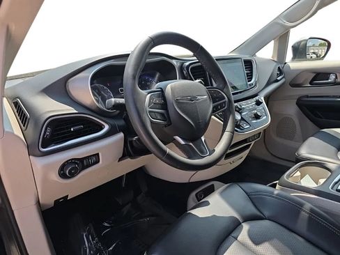 Used 2023 Chrysler Pacifica Touring-L FWD image 14