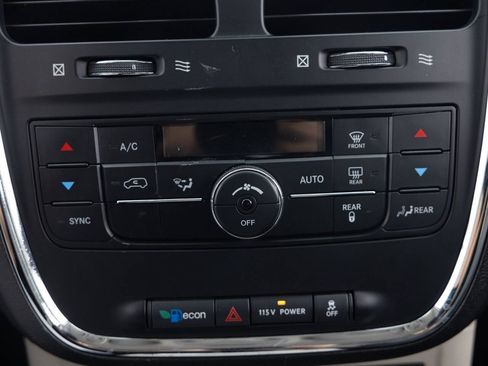 Used 2013 Chrysler Town & Country Touring FWD image 37