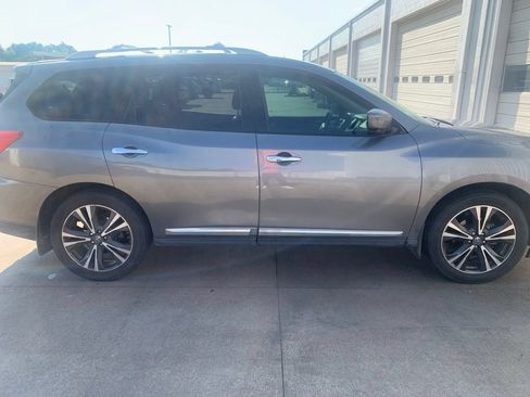 Used 2017 Nissan Pathfinder Platinum FWD image 10