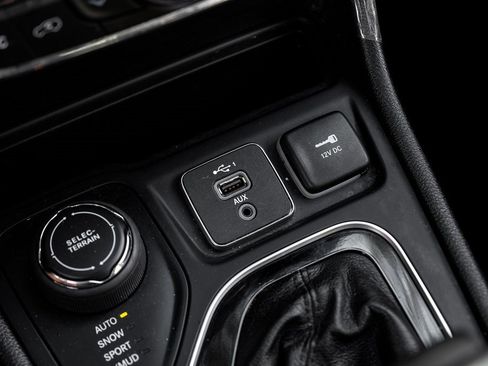 Used 2022 Jeep Cherokee Limited image 36