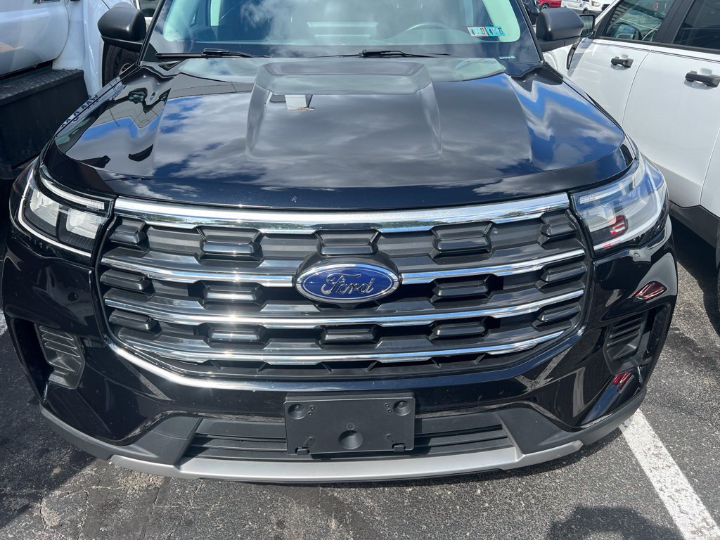 Used 2025 Ford Explorer Active AWD/4WD image 2