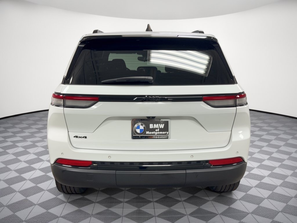 Used 2023 Jeep Grand Cherokee Altitude AWD/4WD image 11