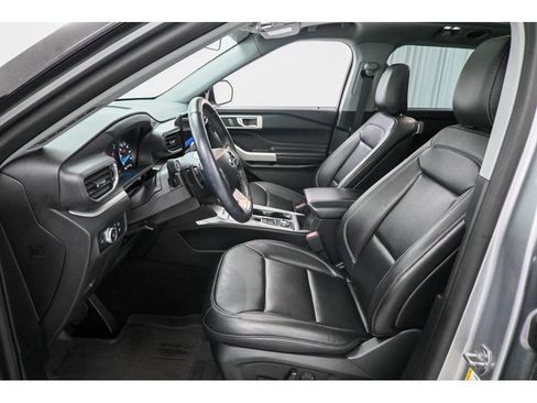 Used 2020 Ford Explorer XLT w/ Equipment Group 202A AWD/4WD image 12