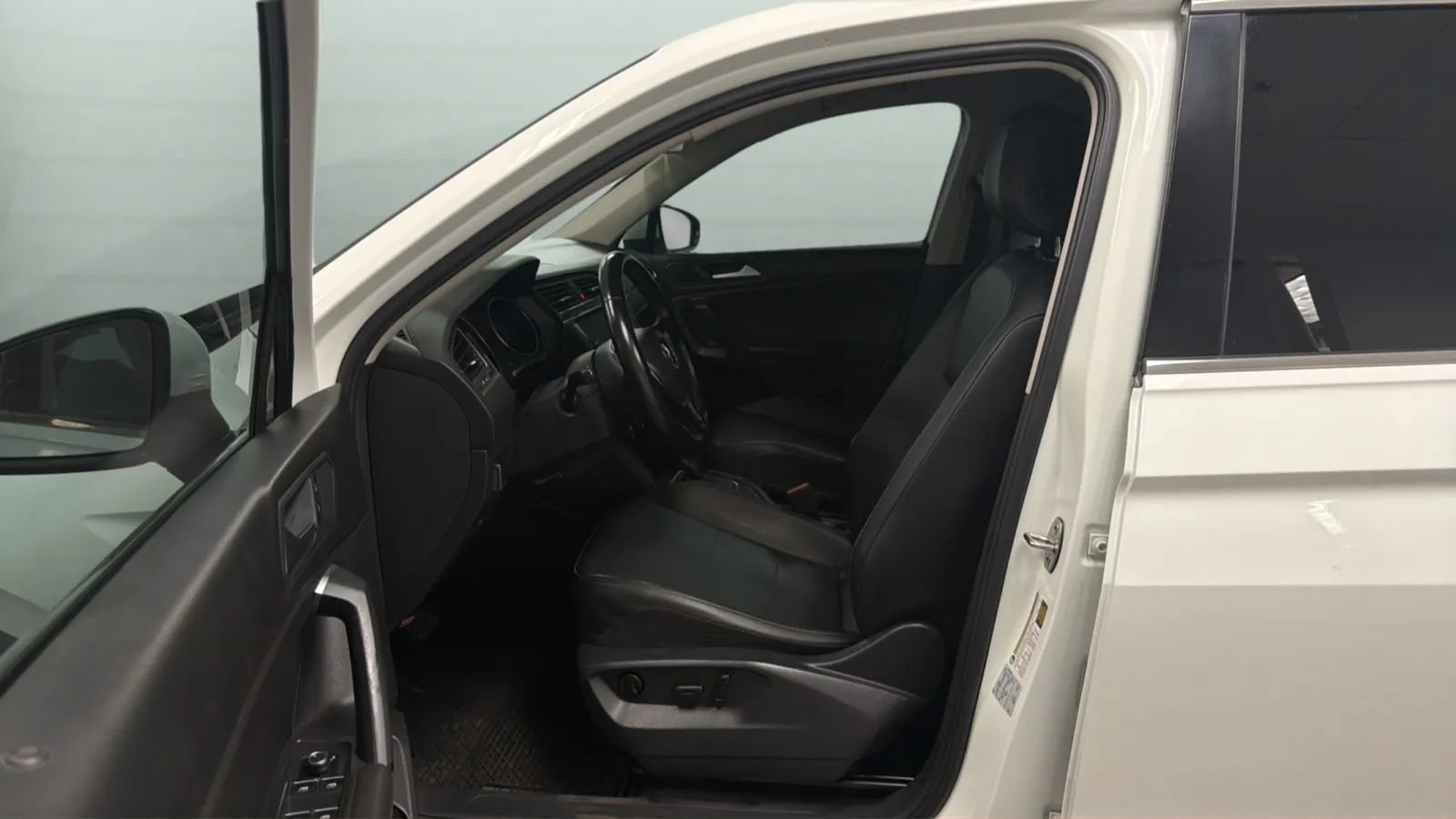 Used 2019 Volkswagen Tiguan SE FWD image 21