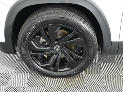 Used 2023 Volkswagen Atlas SE w/ Black Wheel Package image 28