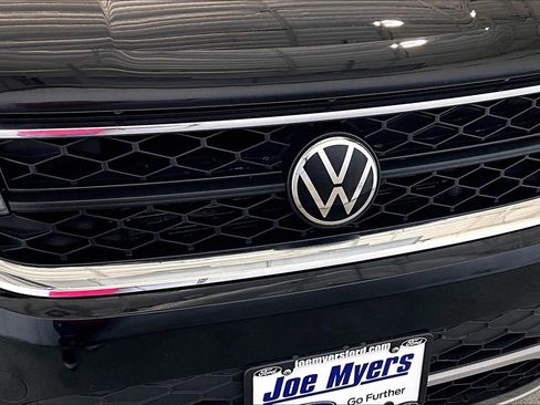 Used 2022 Volkswagen Taos SE w/ Panoramic Sunroof Package image 30