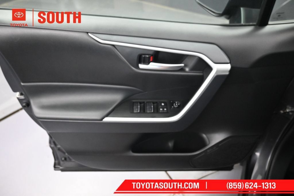 Used 2025 Toyota RAV4 XLE AWD/4WD image 23