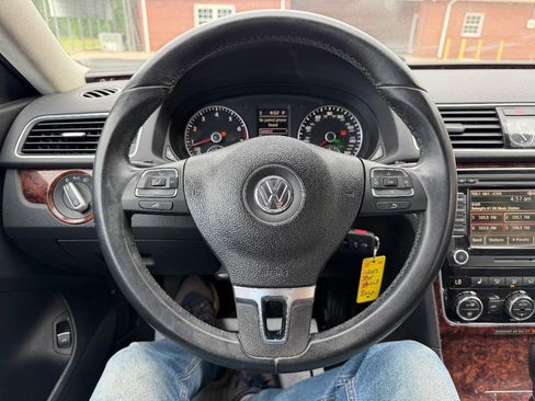 Used 2013 Volkswagen Passat 2.5 SEL FWD image 19