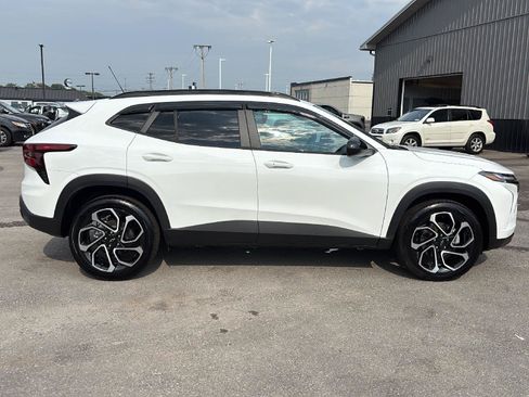 Used 2026 Chevrolet Trax RS w/ Sunroof Package FWD image 2