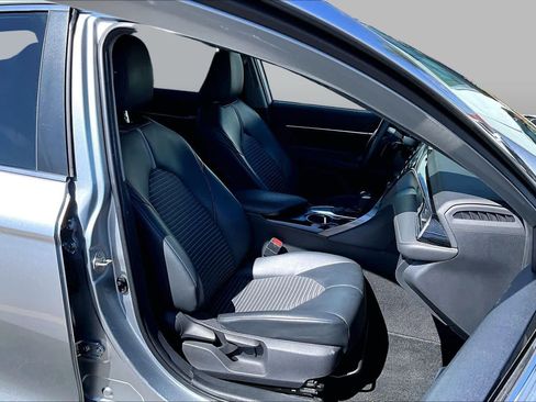 Used 2020 Toyota Camry SE w/ Convenience Package FWD image 8