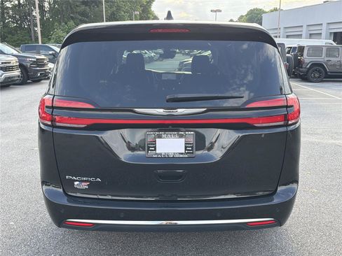 Used 2023 Chrysler Pacifica Touring-L FWD image 6