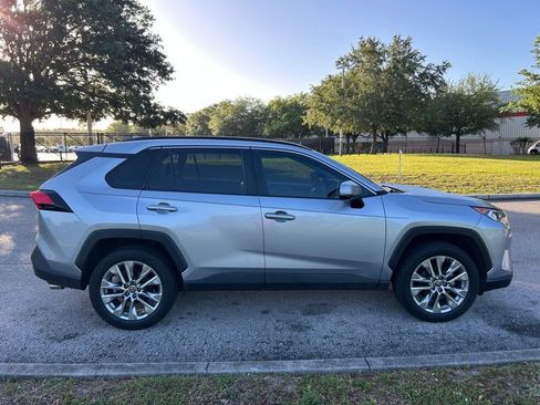 Used 2021 Toyota RAV4 XLE Premium image 6