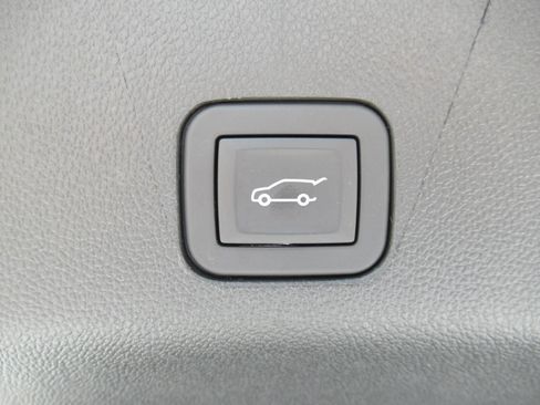 Used 2026 Chevrolet Suburban Premier AWD/4WD image 39