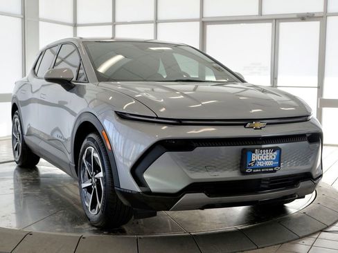 Certified 2025 Chevrolet Equinox EV LT image 2