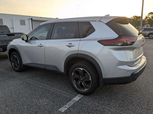 Used 2024 Nissan Rogue SV FWD image 3