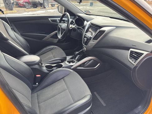 Used 2013 Hyundai Veloster w/ Tech Pkg image 9
