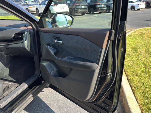 Used 2022 Nissan Rogue SV image 12