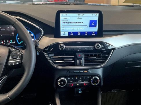 Used 2022 Ford Escape SE w/ Cold Weather Package image 18