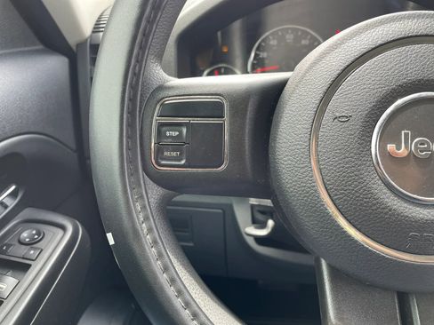 Used 2011 Jeep Liberty Sport image 17